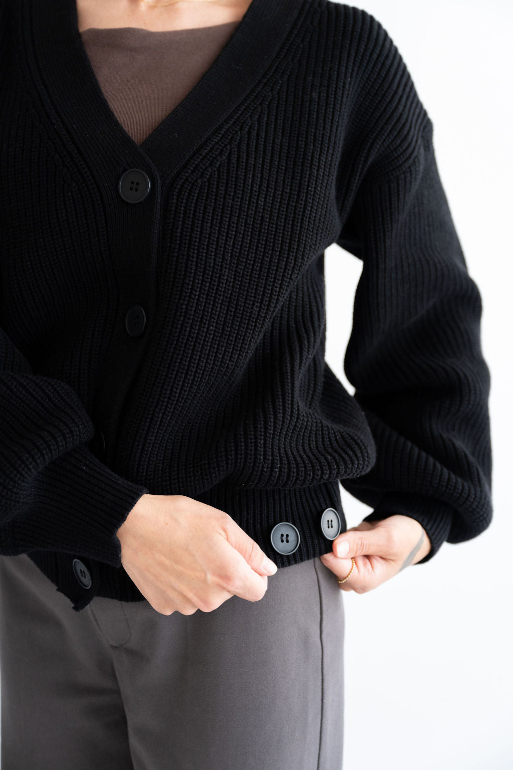 Strickjacke mit sitlichen Knöpfen