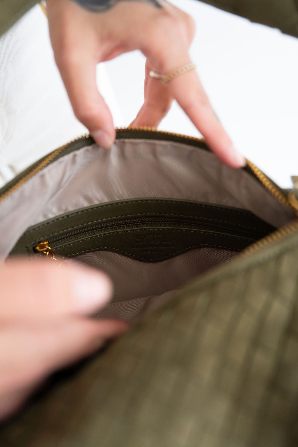 Tasche mit Flechtstruktur Wildlederoptik
