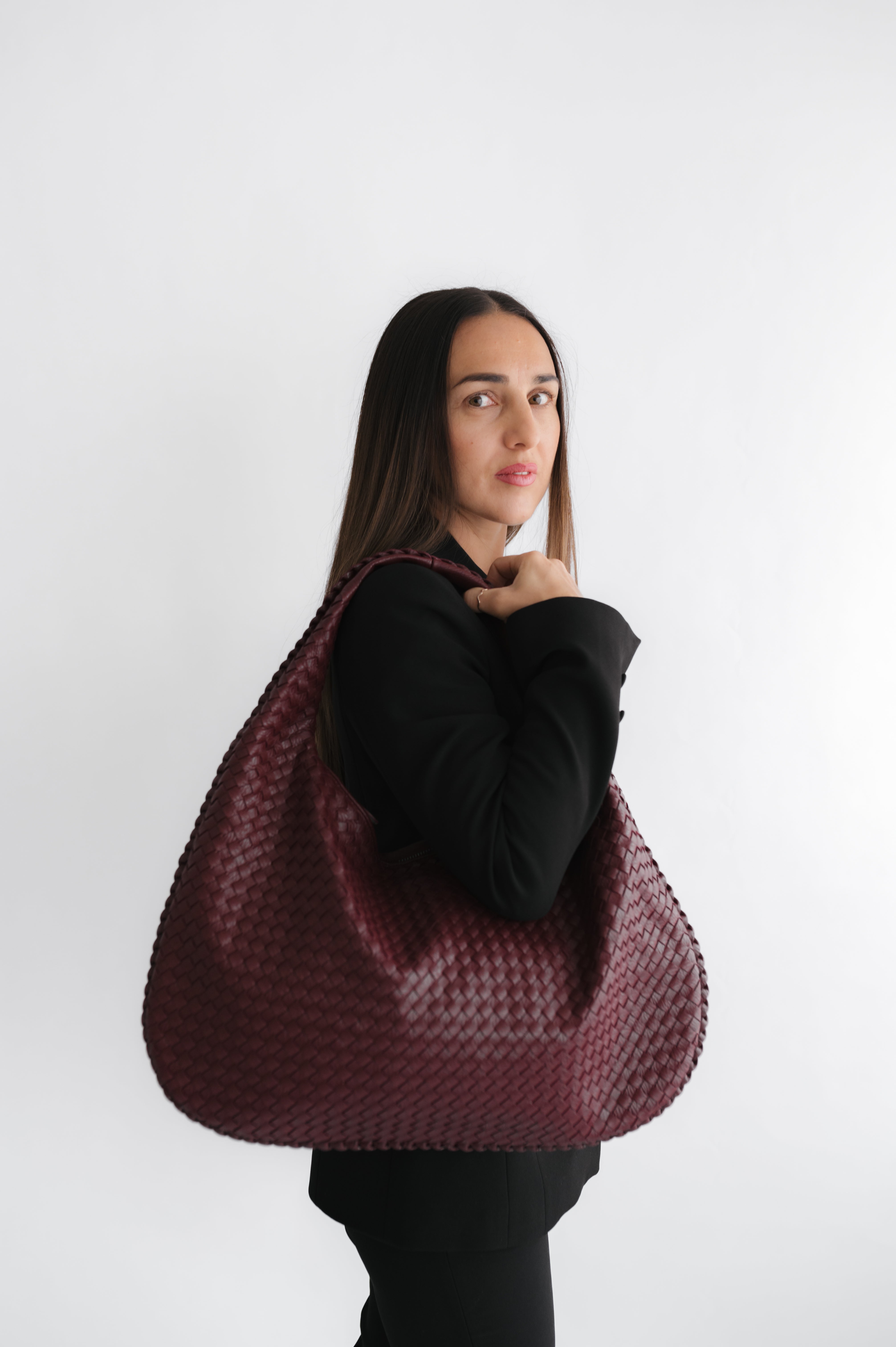 Moderne Tasche mit Flechtstruktur