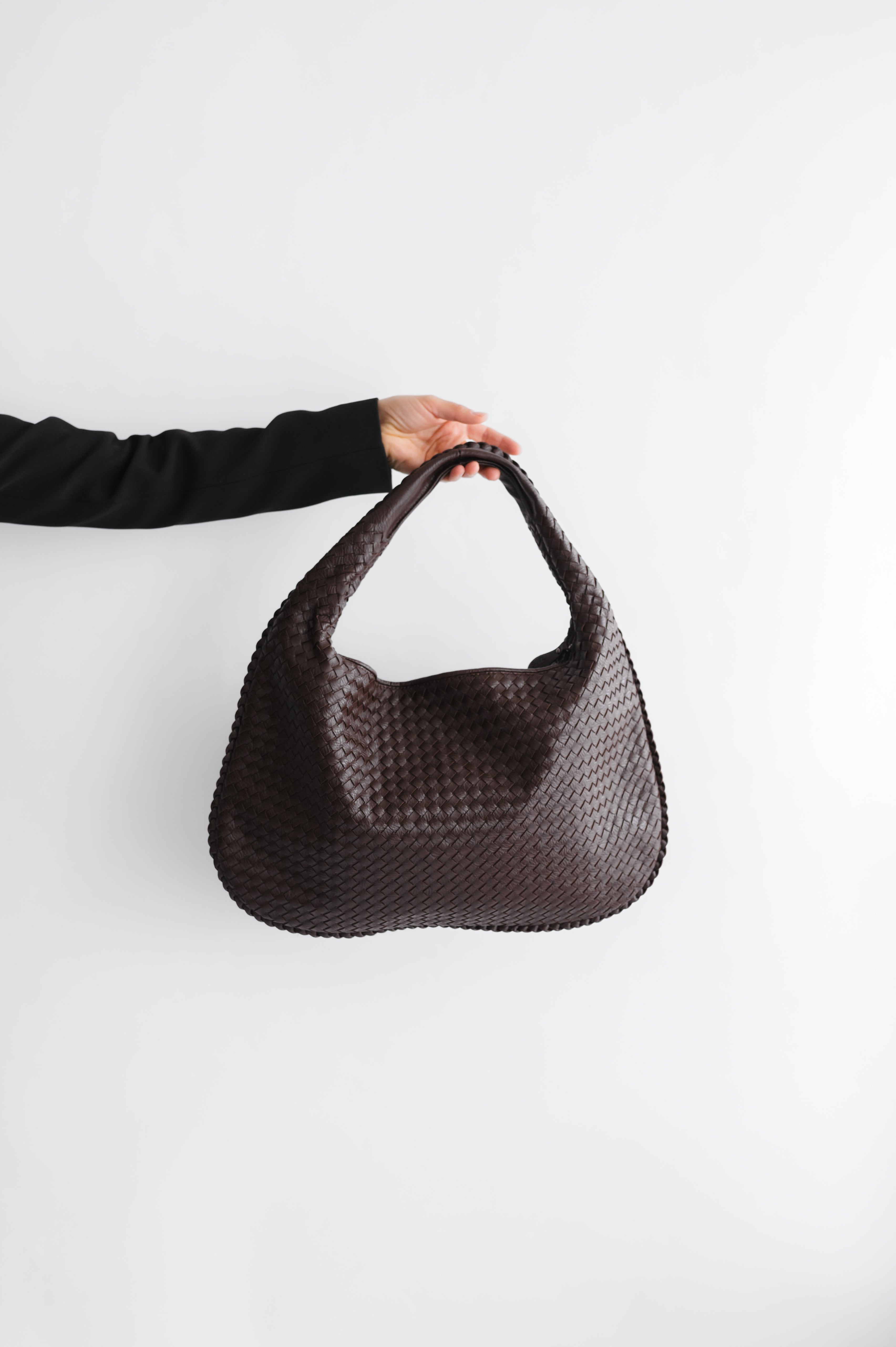 Moderne Tasche mit Flechtstruktur