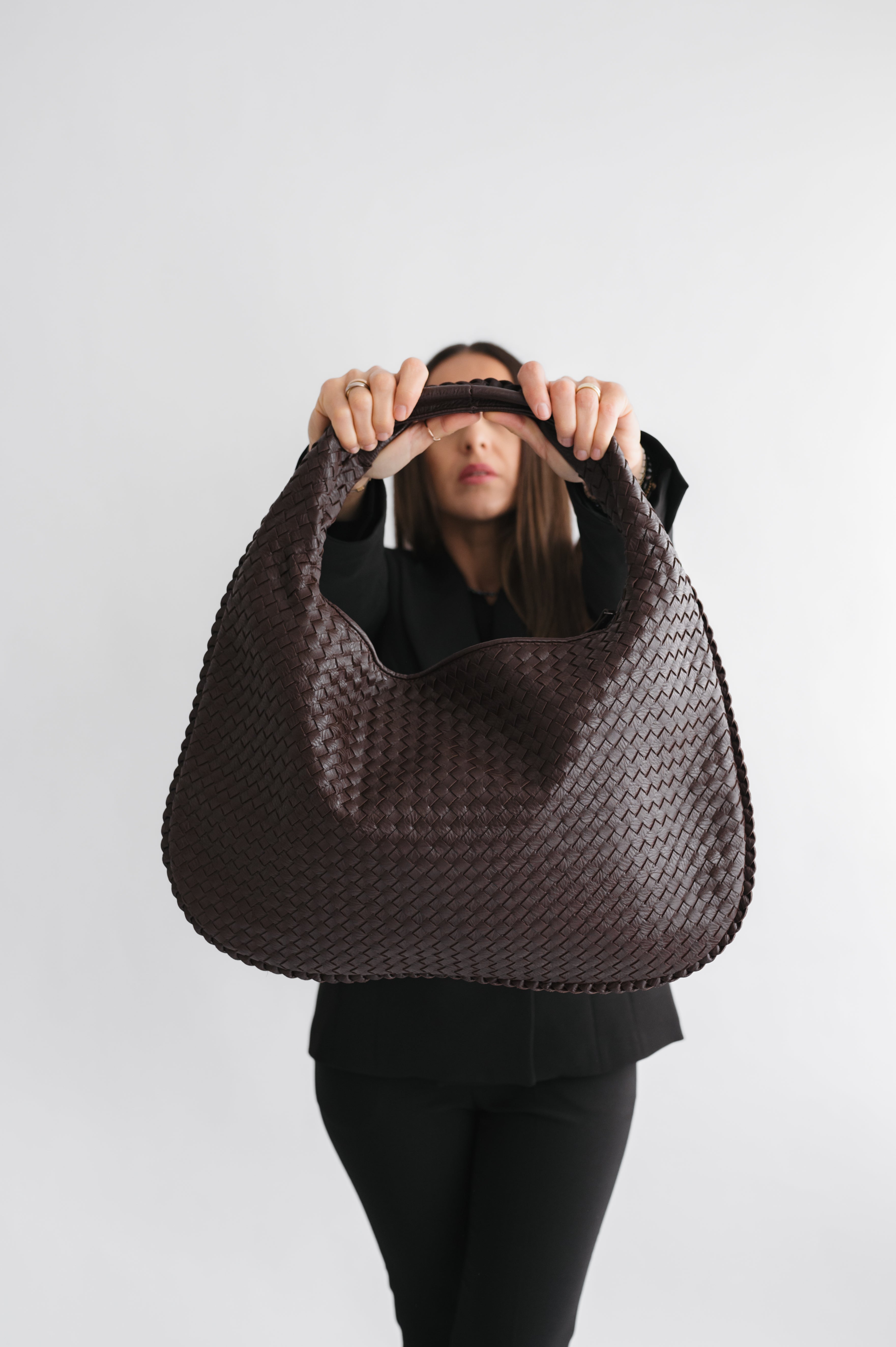 Moderne Tasche mit Flechtstruktur