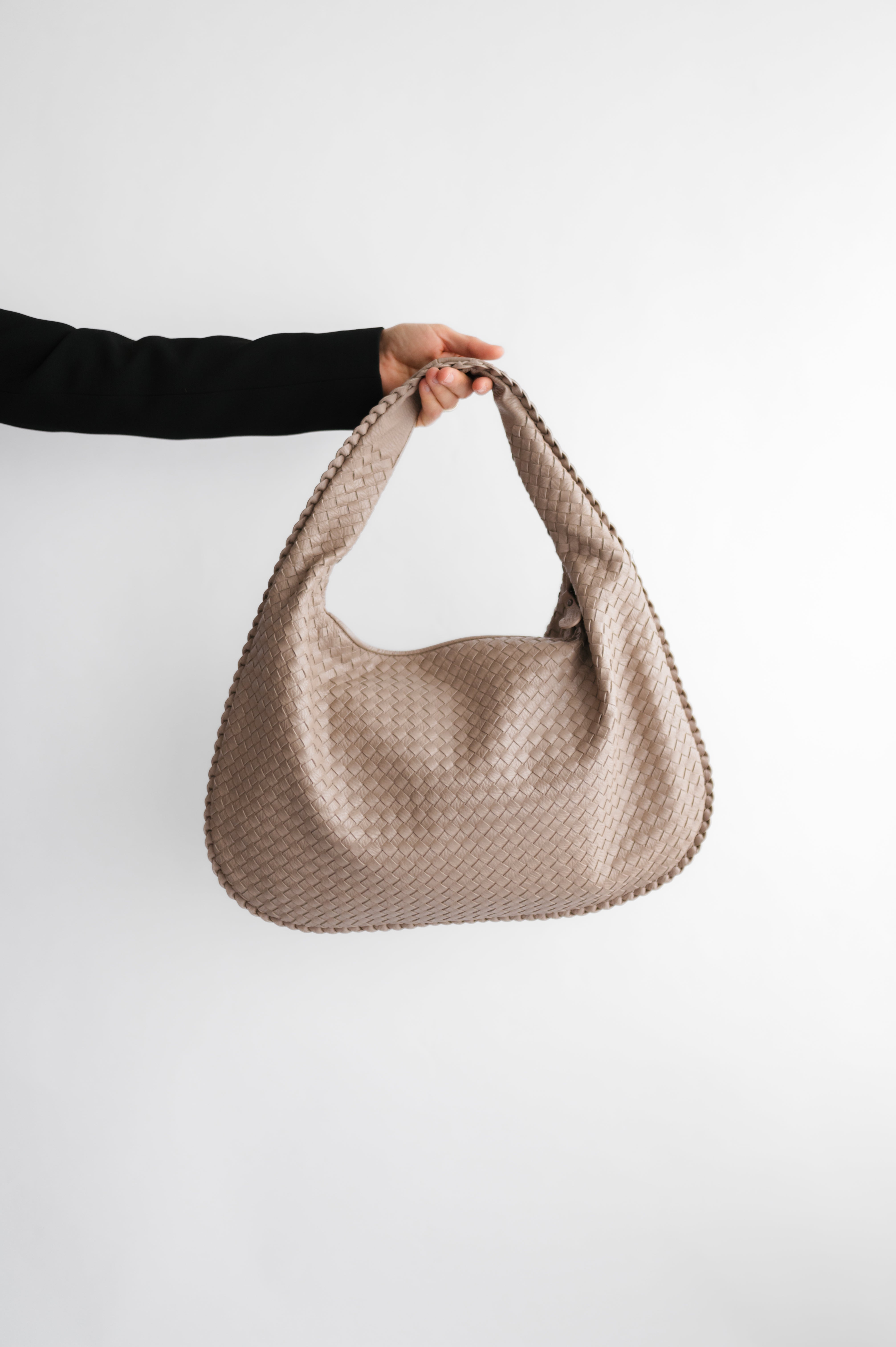 Moderne Tasche mit Flechtstruktur