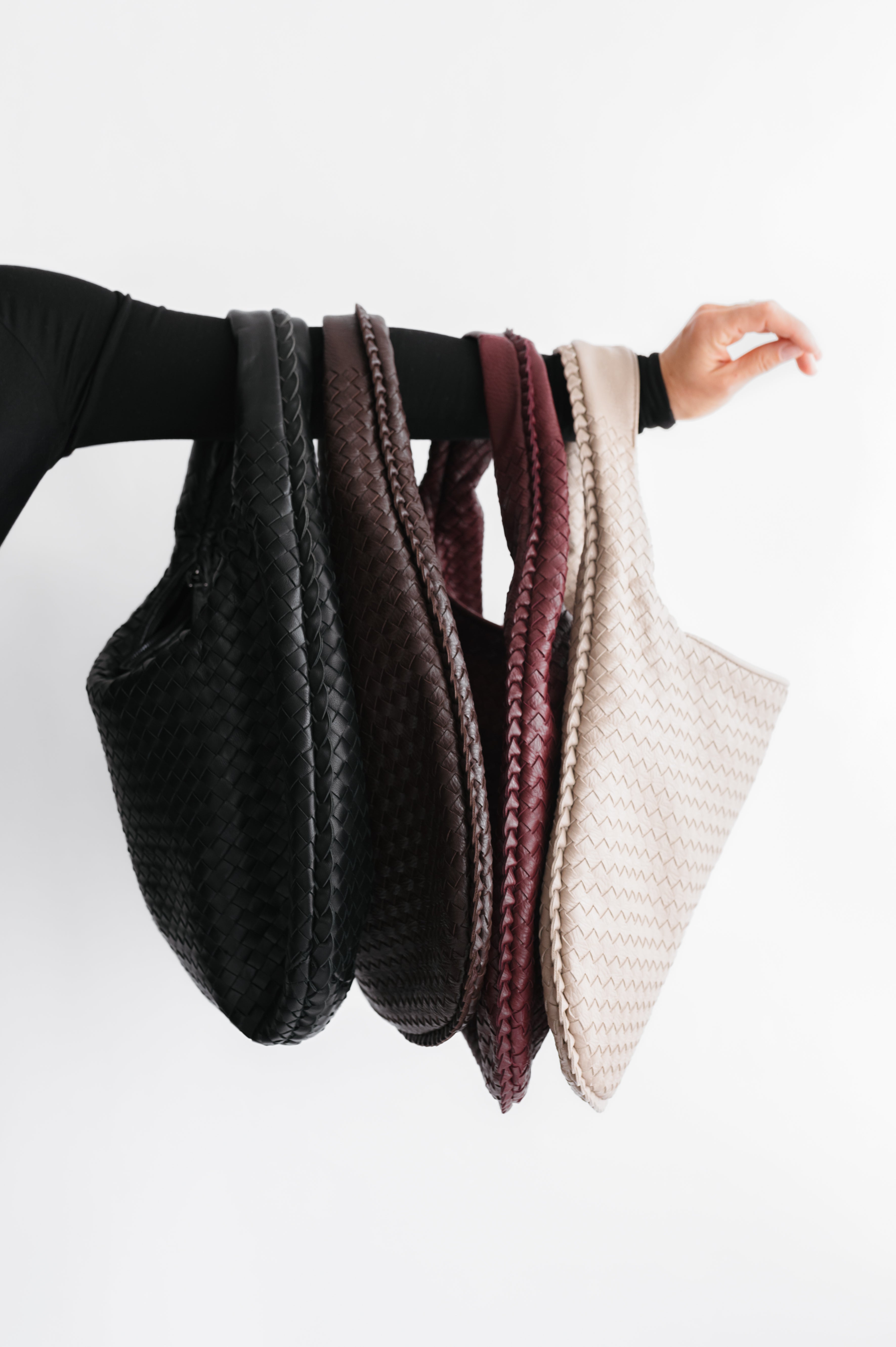 Moderne Tasche mit Flechtstruktur