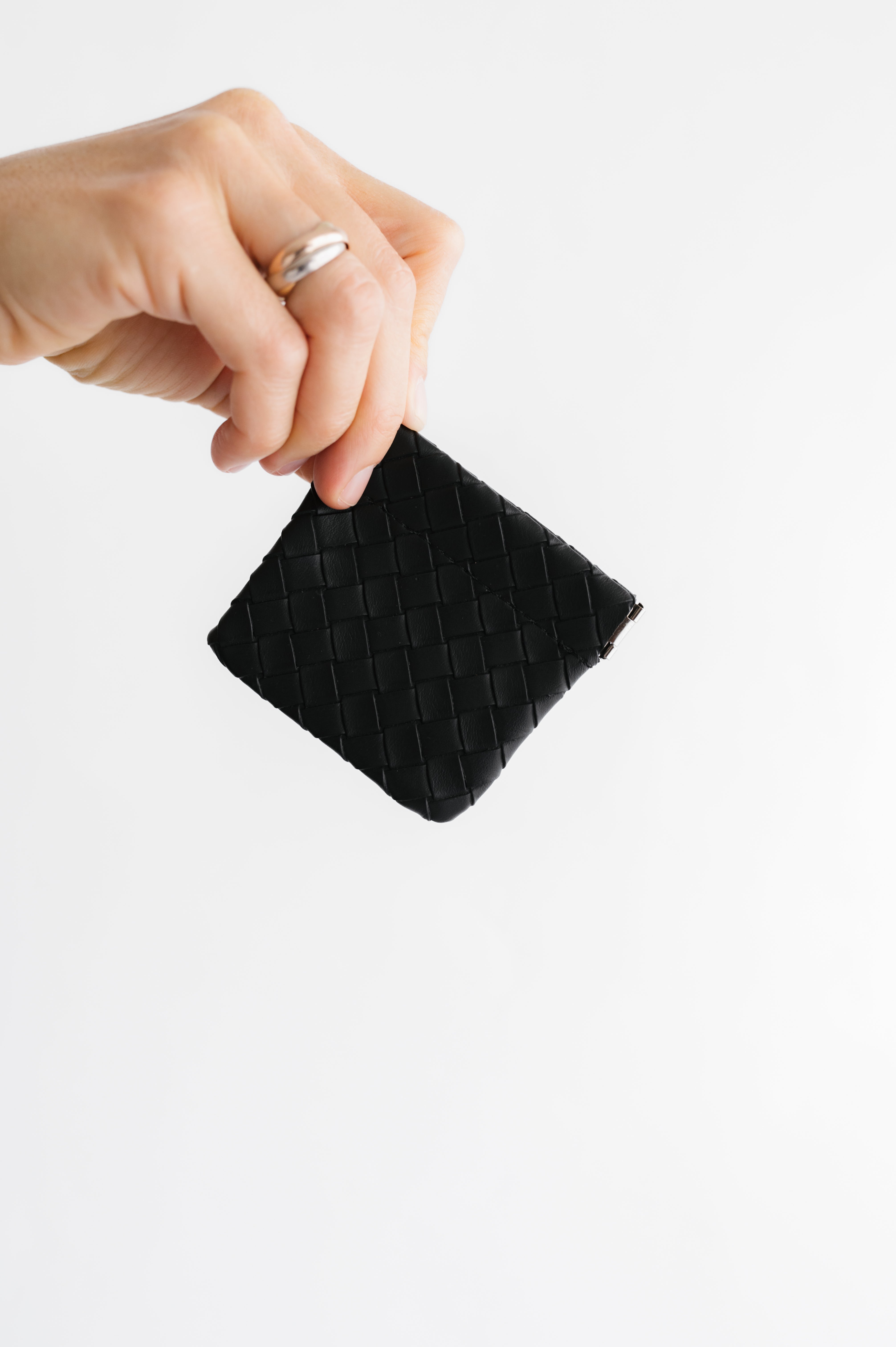 Moderne Tasche mit Flechtstruktur