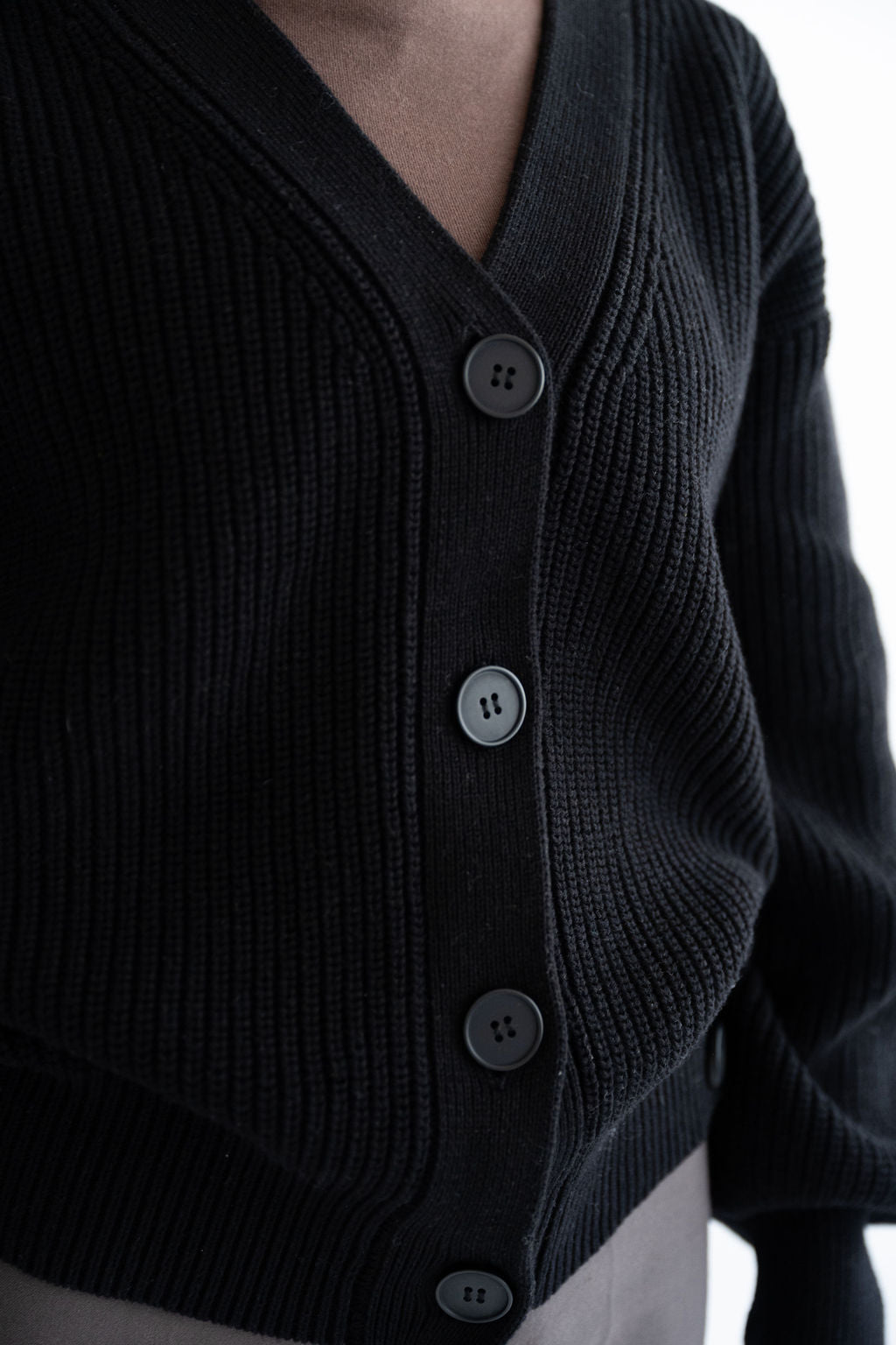 Strickjacke mit sitlichen Knöpfen