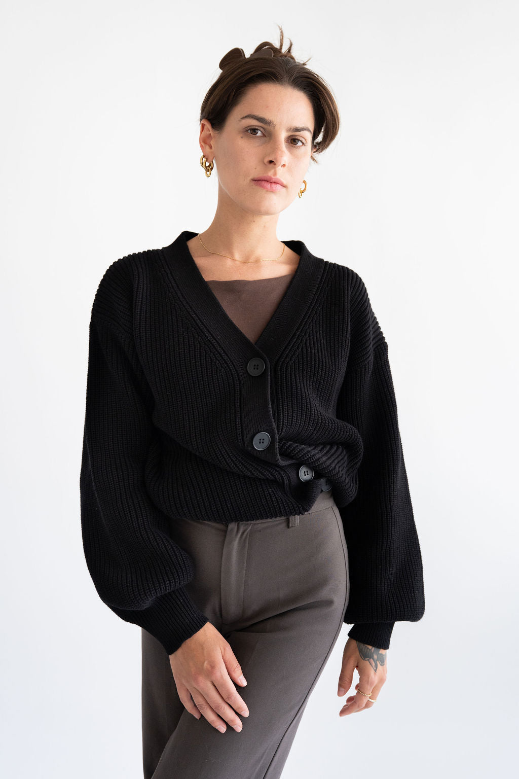 Strickjacke mit sitlichen Knöpfen