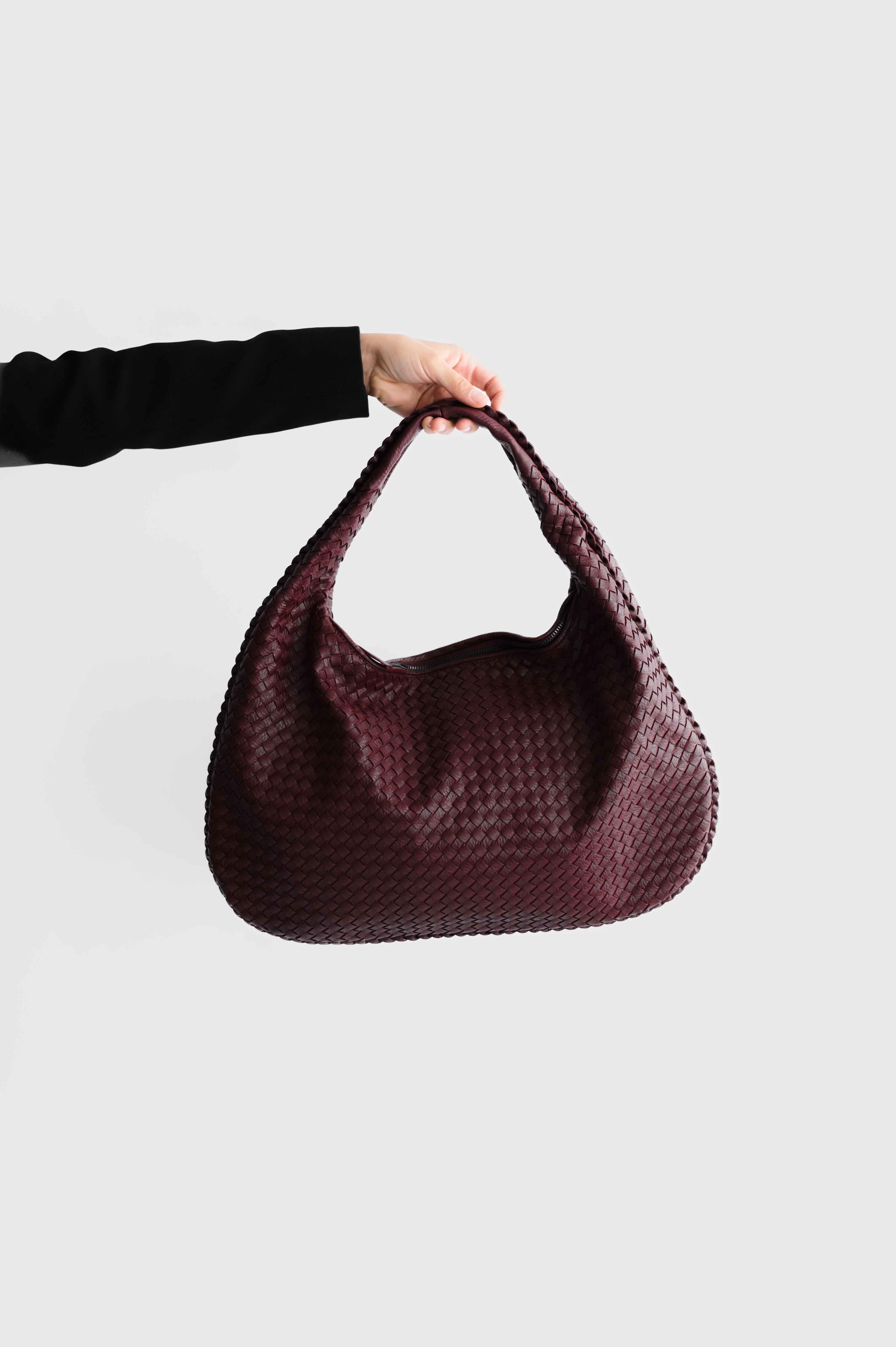 Moderne Tasche mit Flechtstruktur