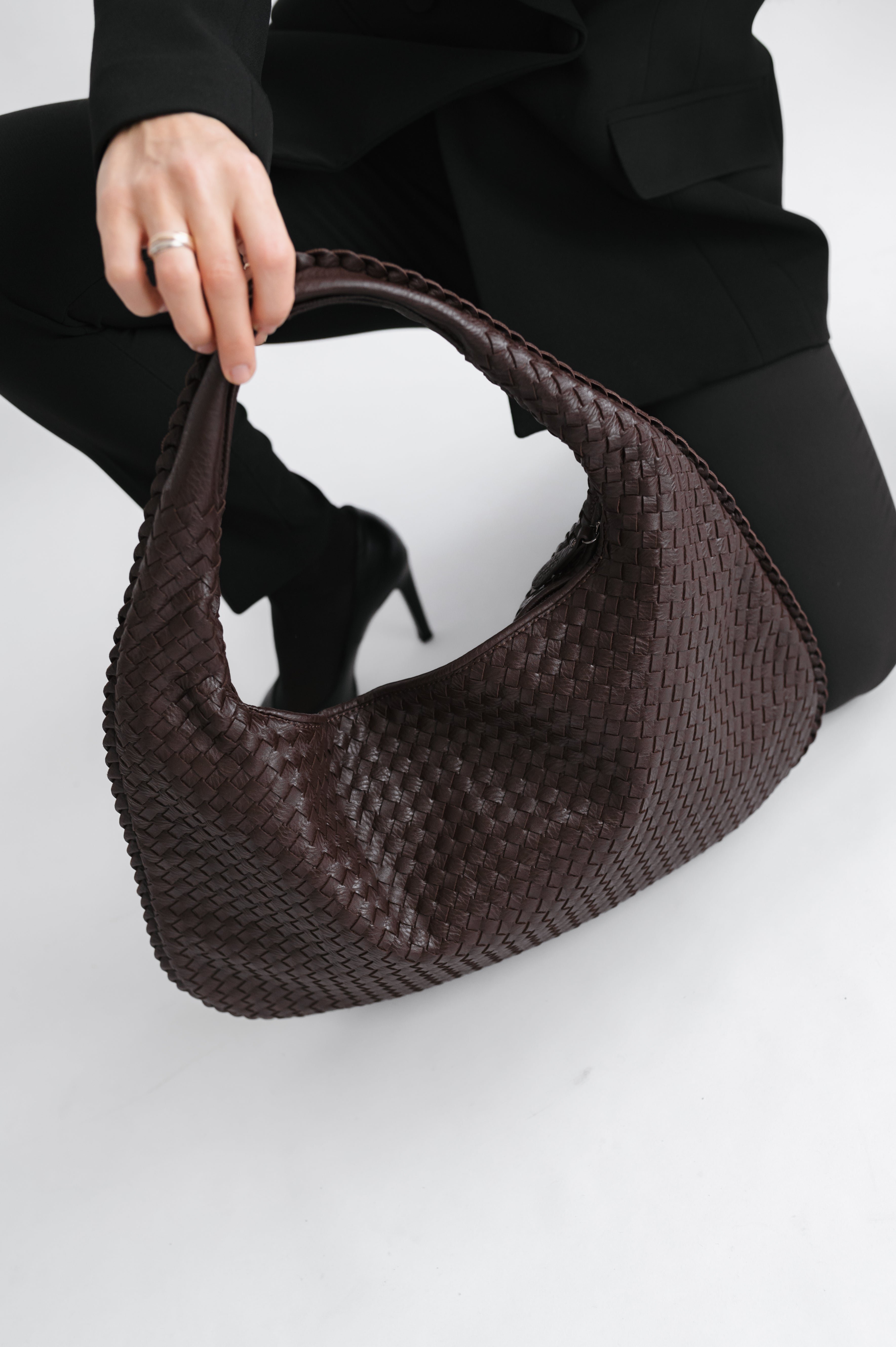 Moderne Tasche mit Flechtstruktur