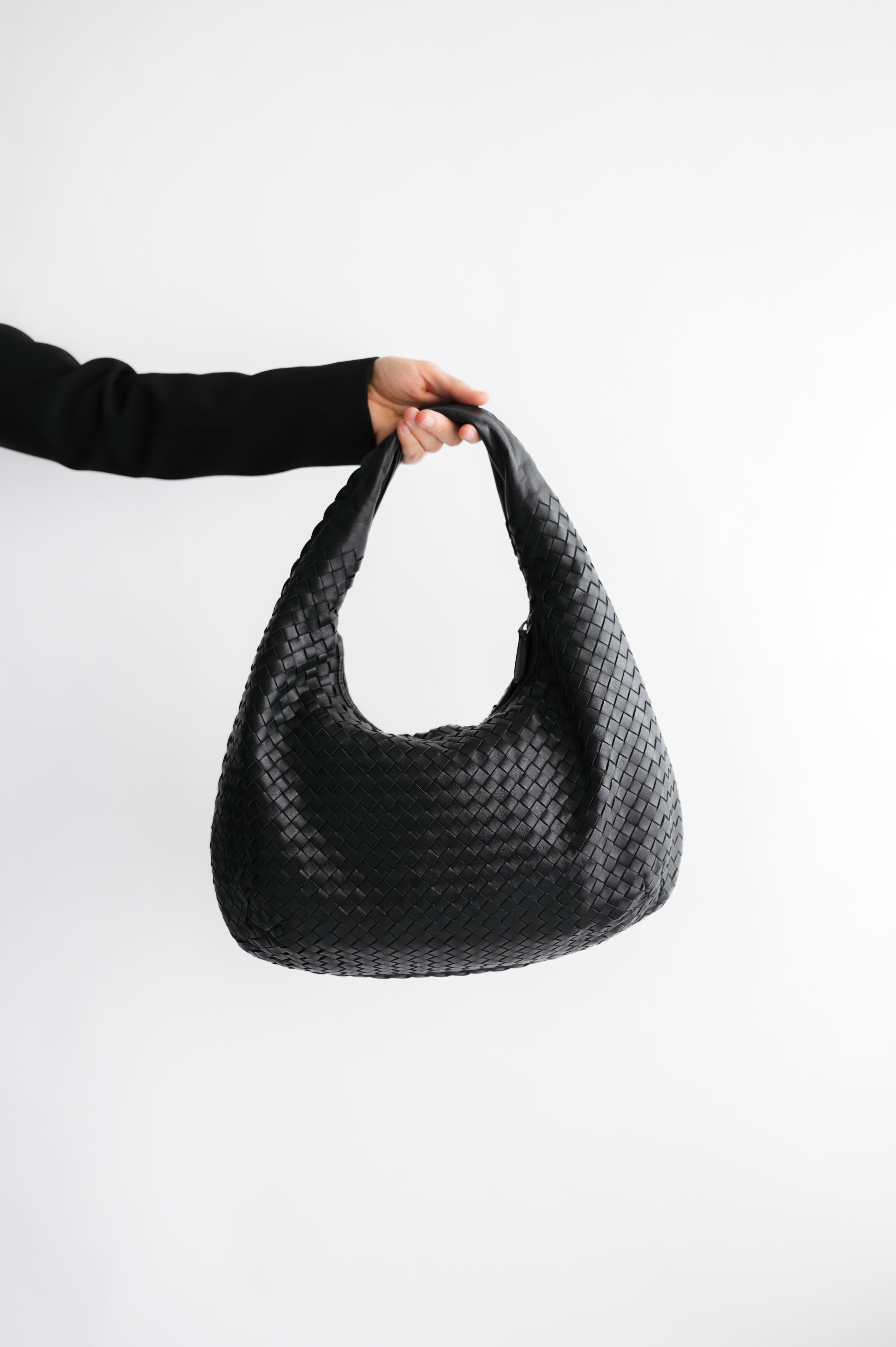Moderne Tasche mit Flechtstruktur