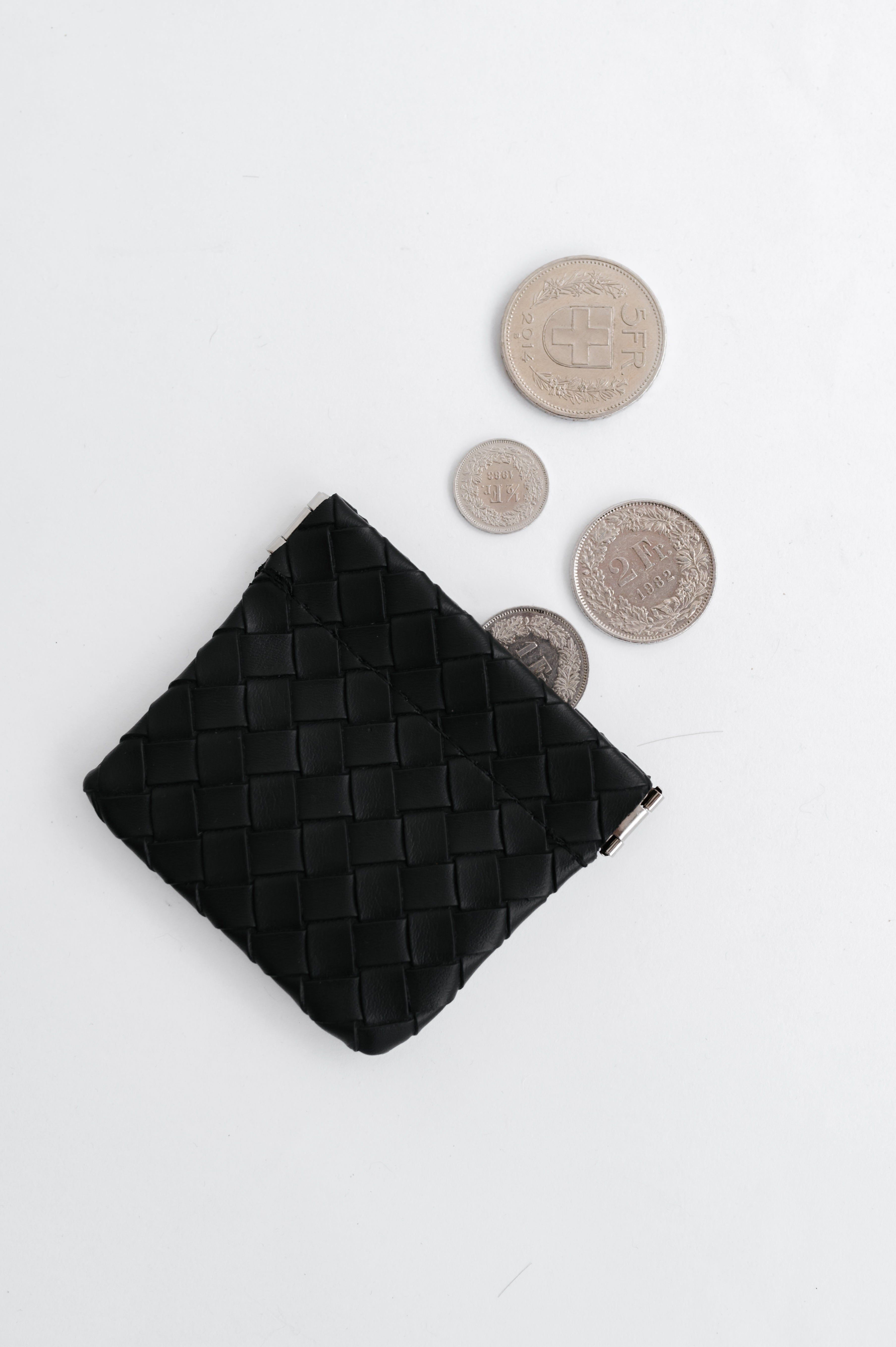 Moderne Tasche mit Flechtstruktur