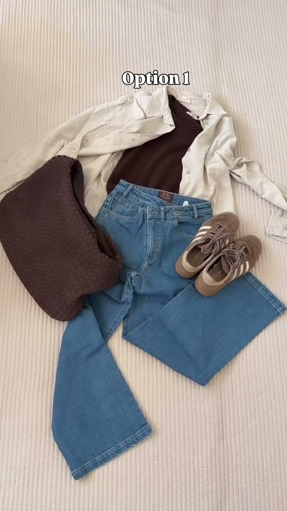 Coffee und Denim Outfit mit Hemd, Top, Jeans und Tasche